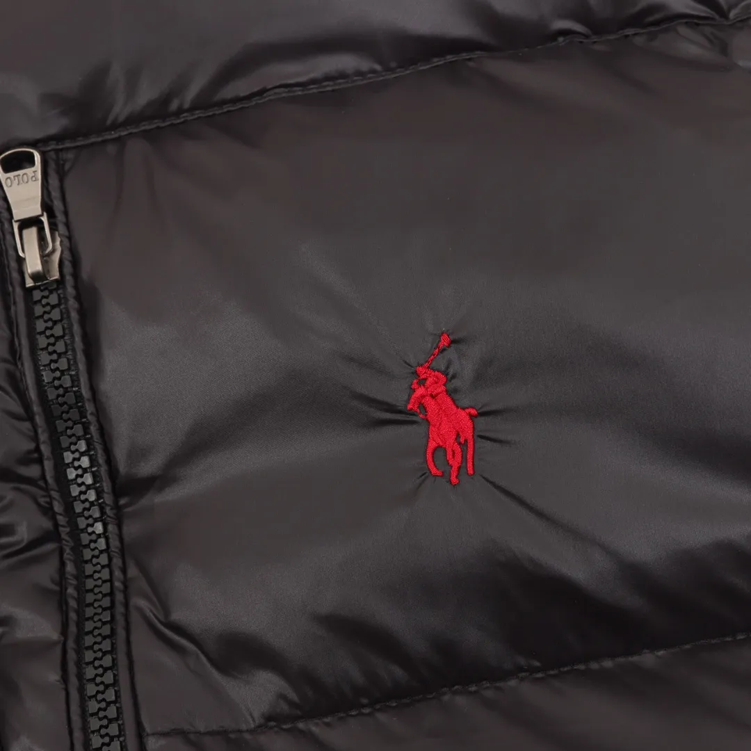 P660 RALPH LAUREN/Ralph Lauren 24FW R51 pony logo embroidered down vest-paint black/matte black/matte navy. Full of high-end look and feel, simple but not minimalist. Both the fabric material and the overall outline have both fashionable styling and good cold protection effect, and bring comfortable wearing experience and feeling. It can concave shape and keep warm, three-dimensional and full, highly practical, filled with white duck down inside, same style for men and women, three standards of customized accessories SIZE：M-XXL